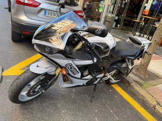 Yamaha R6 Sportbike Negra y Plateada