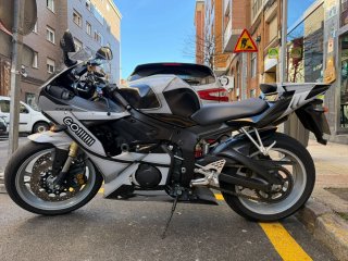 Yamaha R6 Sportbike Negra y Plateada