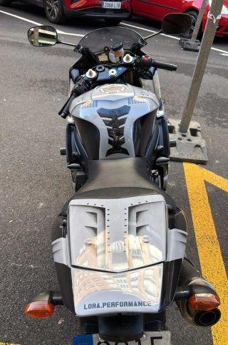 Yamaha R6 Sportbike Negra y Plateada
