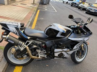 Yamaha R6 Sportbike Negra y Plateada