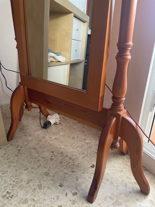 Espejo de madera marrón