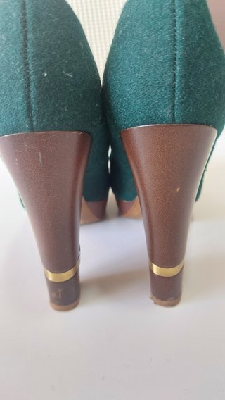Zapatos de tacón verde con plataforma