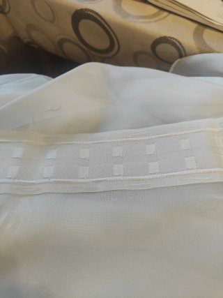 Cortina blanca y dorada con diseño