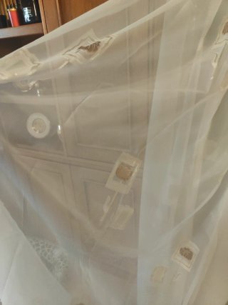 Cortina blanca y dorada con diseño