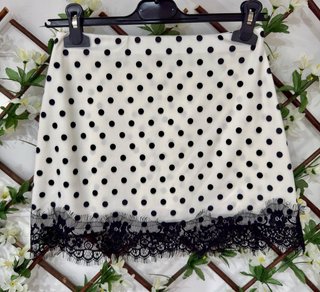 Falda pantalón corta con encaje y topos