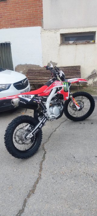 Moto sin uso prácticamente reestreno