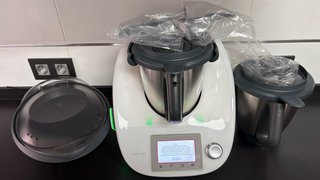 Thermomix TM5 con accesorios y bolsa de transporte