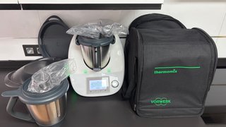 Thermomix TM5 con accesorios y bolsa de transporte