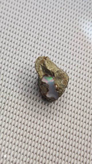 Piedra de Ópalo en bruto.