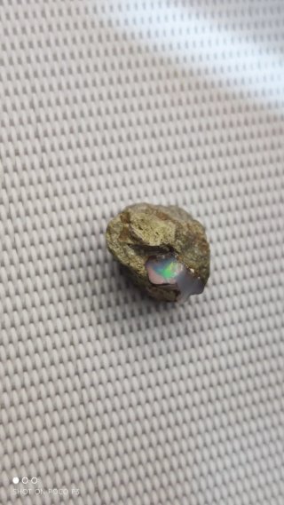Piedra de Ópalo en bruto.