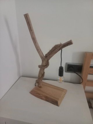 Lámpara artesanal madera y cuerda mesita de noche.