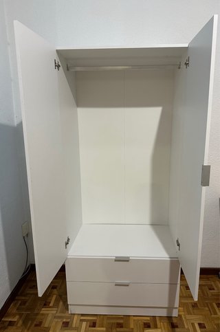 Guardaroba bianco con cassetti