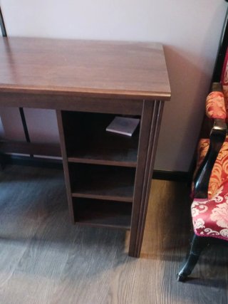 Escritorio de madera marrón
