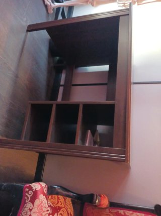 Escritorio de madera marrón
