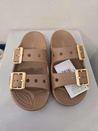 Crocs Saturday Metallic Marrón y Dorado