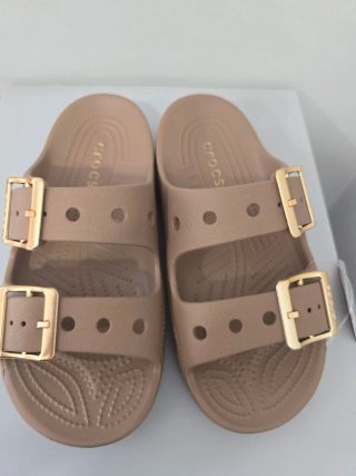 Crocs Saturday Metallic Marrón y Dorado