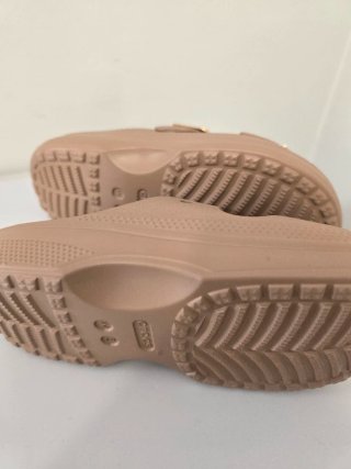 Crocs Saturday Metallic Marrón y Dorado