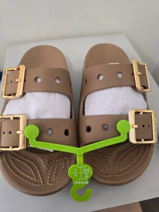 Crocs Saturday Metallic Marrón y Dorado