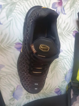 Nike TN Talla 42 Negro/Dorado