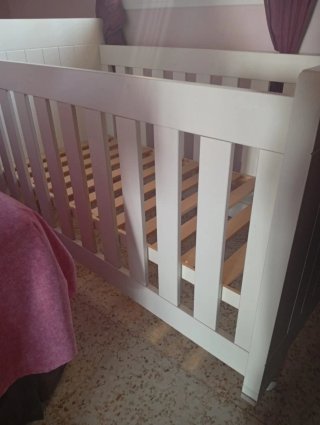 Cuna-Cama Blanca , sin Colchón .ni Almohada.