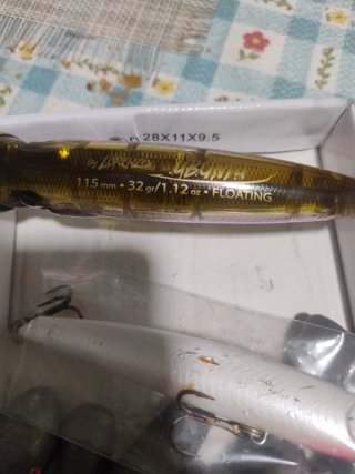 29 plomos y 2 señuelos de pesca