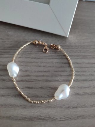 Pulsera dorada con perlas barrocas