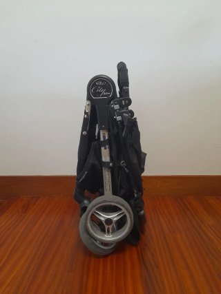 Silla Paseo City Mini 4, capazo y accesorios.
