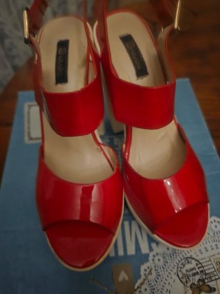 Sandalias de tacón alto rojas y blancas