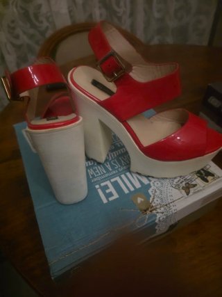 Sandalias de tacón alto rojas y blancas