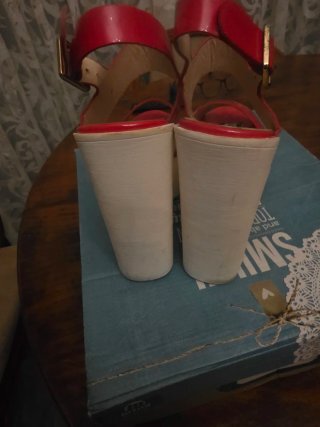 Sandalias de tacón alto rojas y blancas