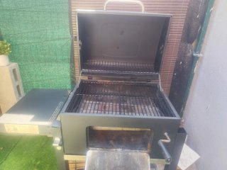 Barbacoa de carbón negra y plateada