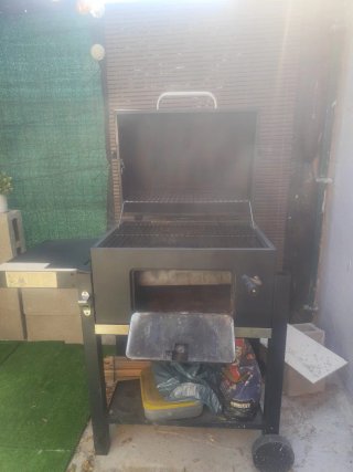 Barbacoa de carbón negra y plateada