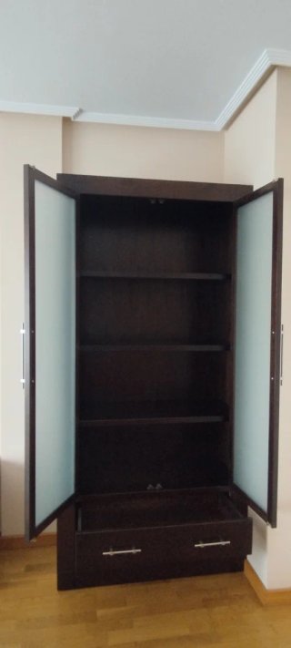 Mueble salón wengué con puertas de cristal