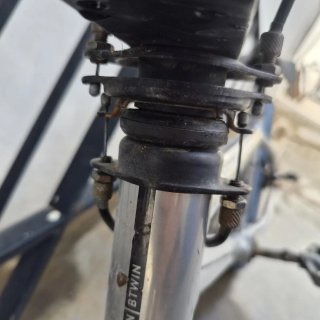 Bicicleta BMX plateada para niños