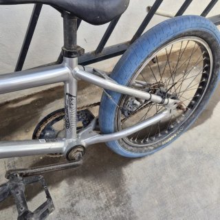 Bicicleta BMX plateada para niños