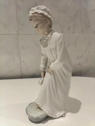 Figura Lladro Niño con pie en palangana,
