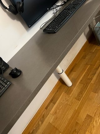 Escritorio gris y blanco con patas regulables