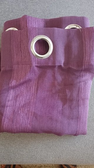 Cortina morada con ojales, son 2 cortinas iguales