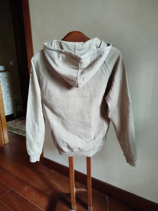 Sudadera beige con cremallera