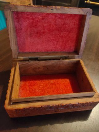 Caja madera tallada a mano artesanal