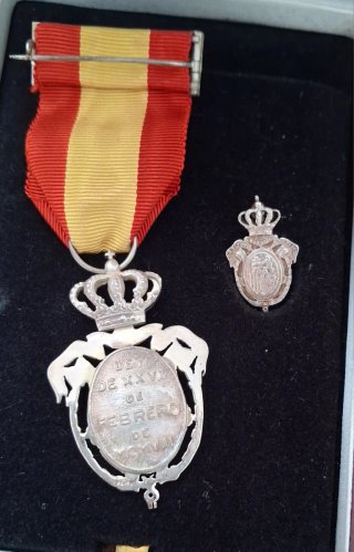Medalla y pin Instituto Nacional Prevision estuche