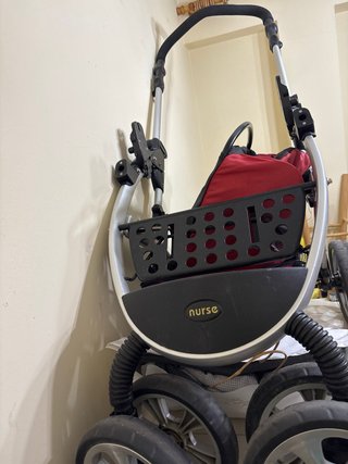 Carrito de bebé rojo y blanco