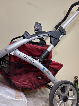 Carrito de bebé rojo y blanco