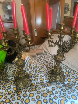 Reloj de sobremesa de bronce con candelabros