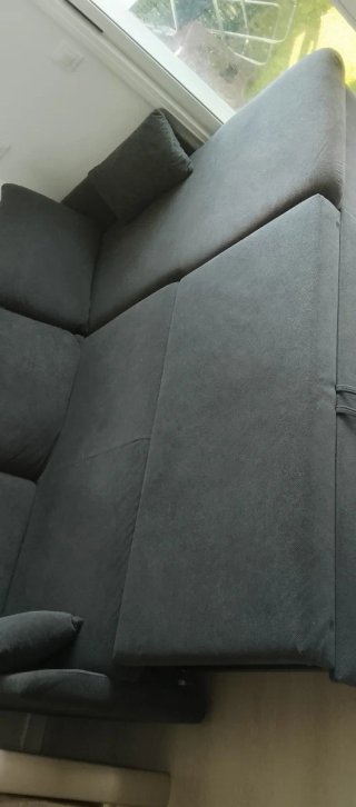 Sofá modular gris de tela ante manchas