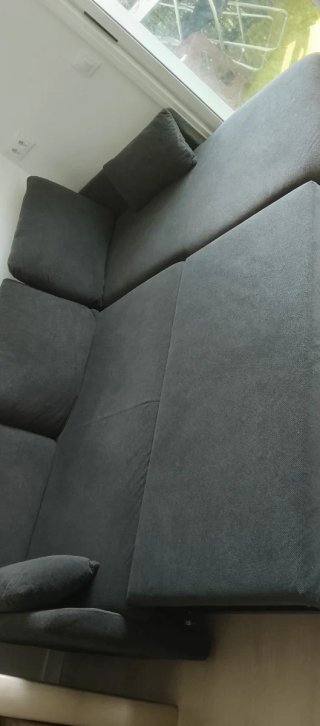 Sofá modular gris de tela ante manchas