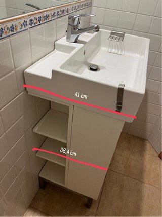 Mueble de baño con lavabo y grifo