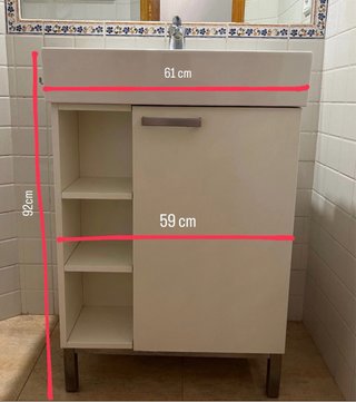 Mueble de baño con lavabo y grifo