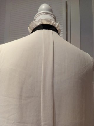Blusa blanca con volantes y cuello alto