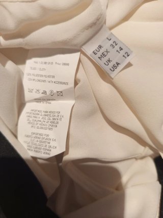 Blusa blanca con volantes y cuello alto